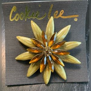 Cookie Lee pin/brooch. Flower Enamel Gold
